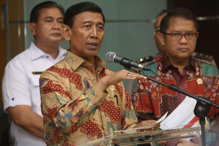 Foto: Menko Polhukam dan Menkominfo dalam konferensi pers, di Kantor Kemenko Polhukam, Jakarta, Rabu (12/7).