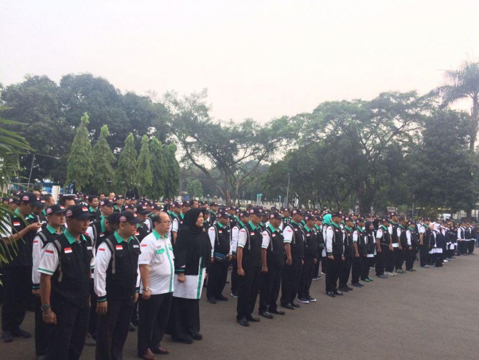 Foto: Upacara pelepasan petugas haji Daker Bandara dan Daker Madinah di Asrama Haji Pondok Gede, Selasa (25/7).