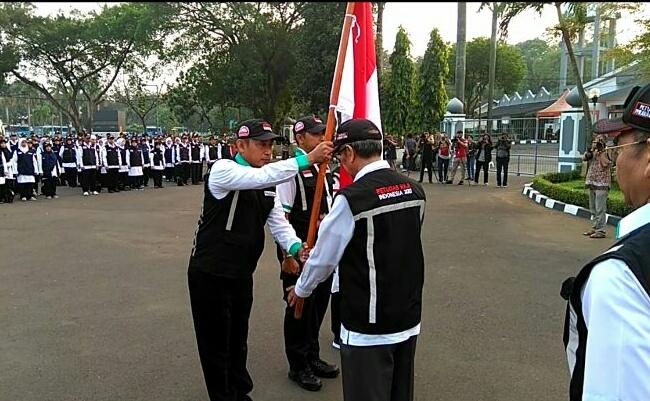 Foto: Upacara pelepasan petugas haji Daker Bandara dan Daker Madinah di Asrama Haji Pondok Gede, Selasa (25/7).