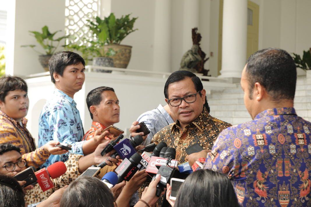 Foto: Seskab menjawab pertanyaan wartawan usai mendampingi Presiden Jokowi menerima delegasi ekonomi Swiss, di Istana Bogor, Jawa Barat, Jumat (14/7).