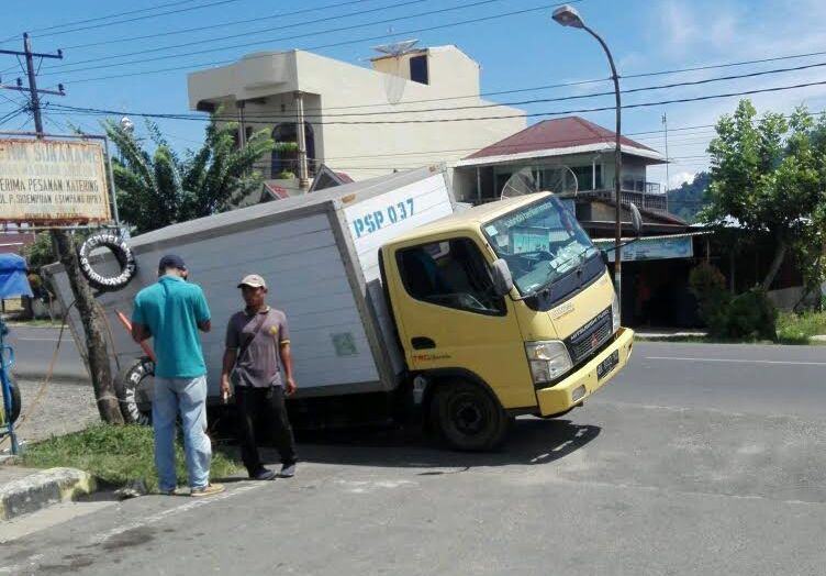 Mobil Box Terperosok Tapteng