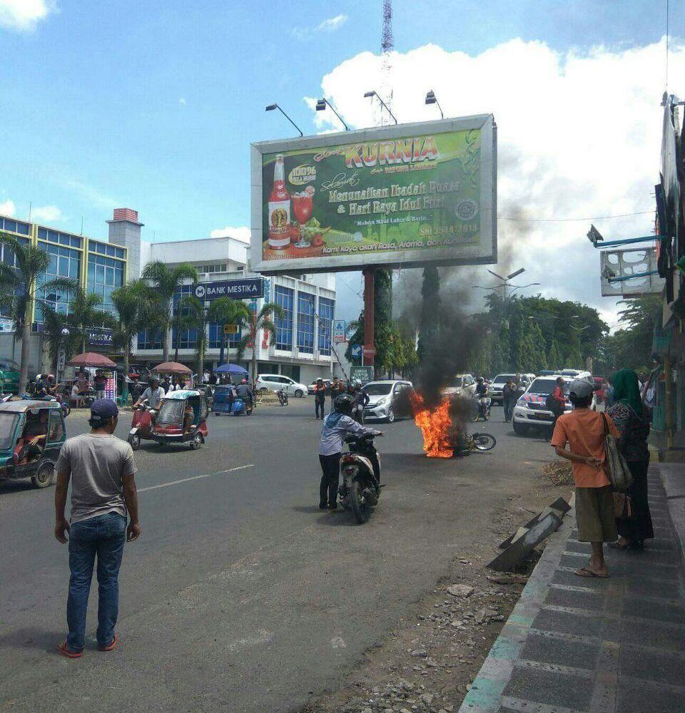 Tak Terima Ditilang