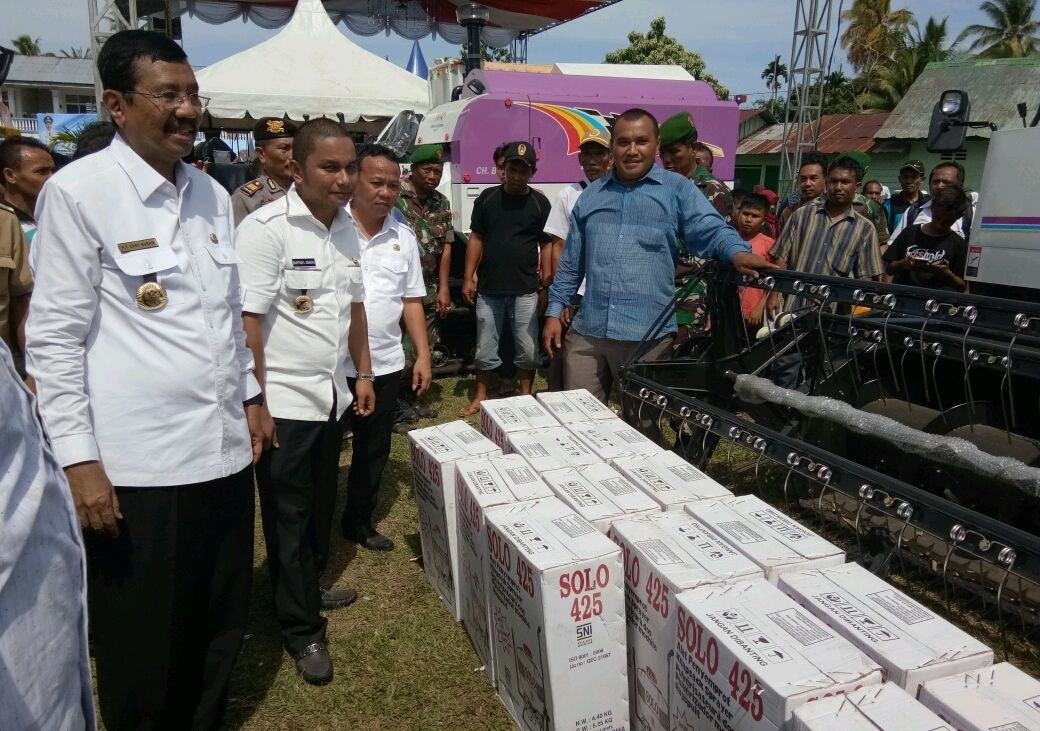 Tengku Erry Serahkan Bantuan Pertanian