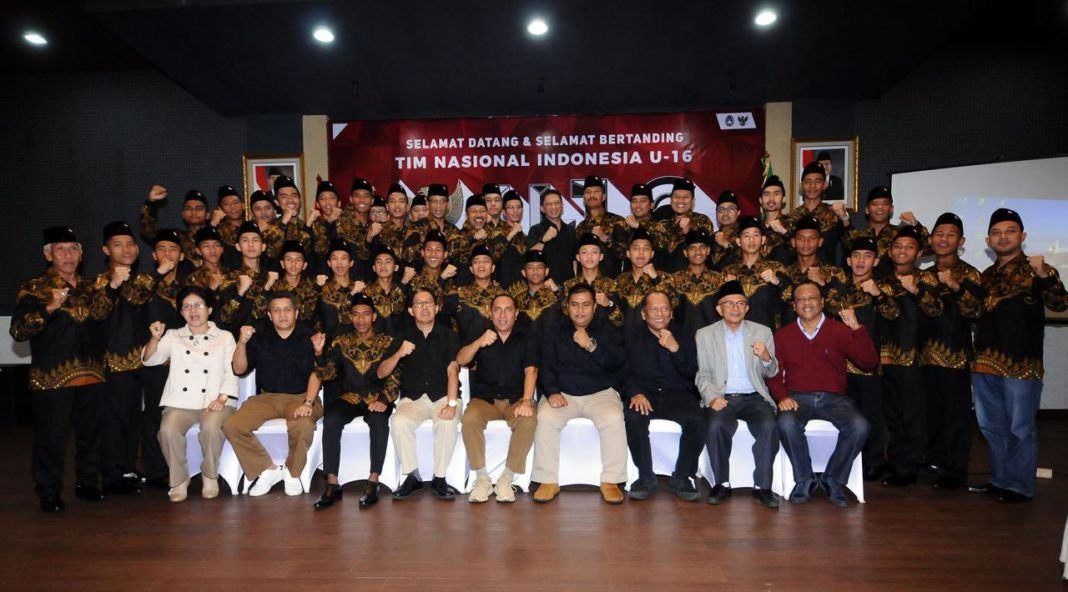 Foto: Ketua Umum PSSI, Edy Rahmayadi (tengah depan), berfoto bersama Timnas Indonesia U-16 pada upacara pelepasan di Gedung Flamboyan, Mako Kopassus, Jakarta, Kamis (6/7). Timnas U-16 akan berlaga di Piala AFF U-15 Thailand, 9-22 Juli.