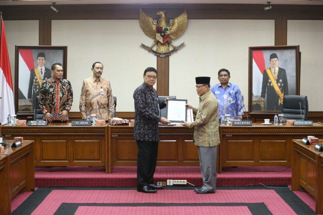 Foto: Menteri Dalam Negeri (Mendagri) Tjahjo Kumolo menyerahkan tugas Nur Alam sebagai Gubernur Sulawesi Tenggara kepada Wakil Gubernur Saleh Lasata. Pengangkatan Pelaksana Tugas (Plt) itu dilaksanakan di Aula Gedung A Kantor Kementerian Dalam Negeri, Kamis (6/7).