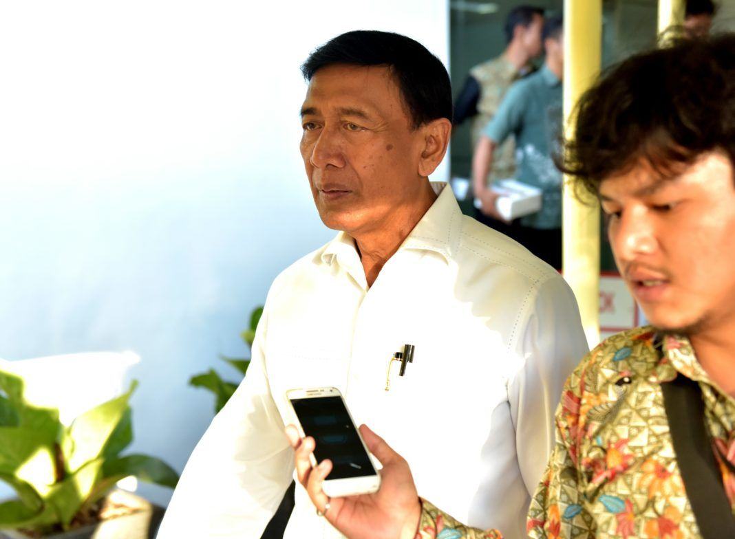 Foto: Menko Polhukam Wiranto menjawab pertanyaan wartawan usai mengikuti Rapat Terbatas di Kantor Presiden, Jakarta, Rabu (26/7).