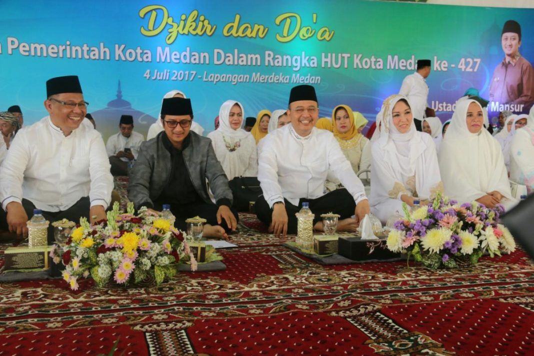 Foto: Walikota Medan Drs H T Dzulmi Eldin S MSi didampingi Wakil Walikota Medan, Ir Akhyar Nasution MSi, dan Ustadz Yusuf Mansur pada acara Dzikir dan Doa Bersama di Lapangan Merdeka Medan, Selasa (4/7).