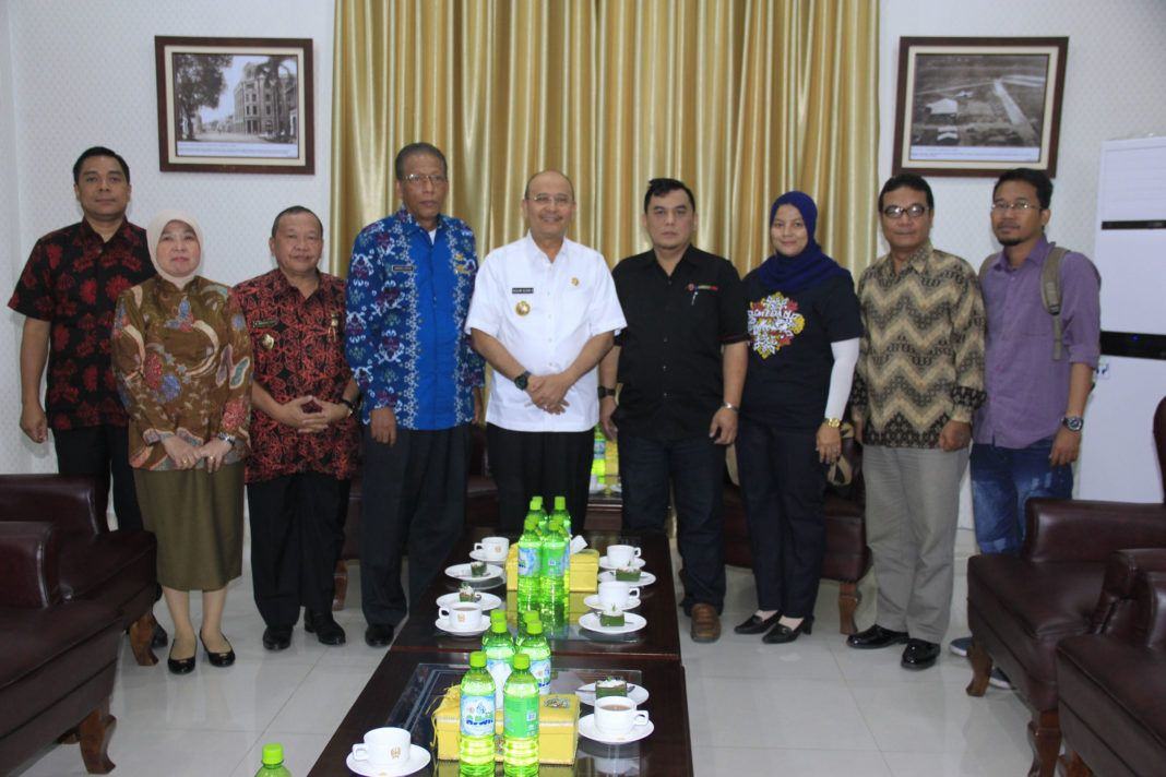 Foto: Audiensi Panitia MICF 2017, A Luthfi Hutasuhut selaku Faunder didampingi Co Faunder Aziza Fazira beserta sejumlah panitia lainnya di Rumah Dinas Wali Kota Jalan Sudirman Medan, Kamis (6/7)