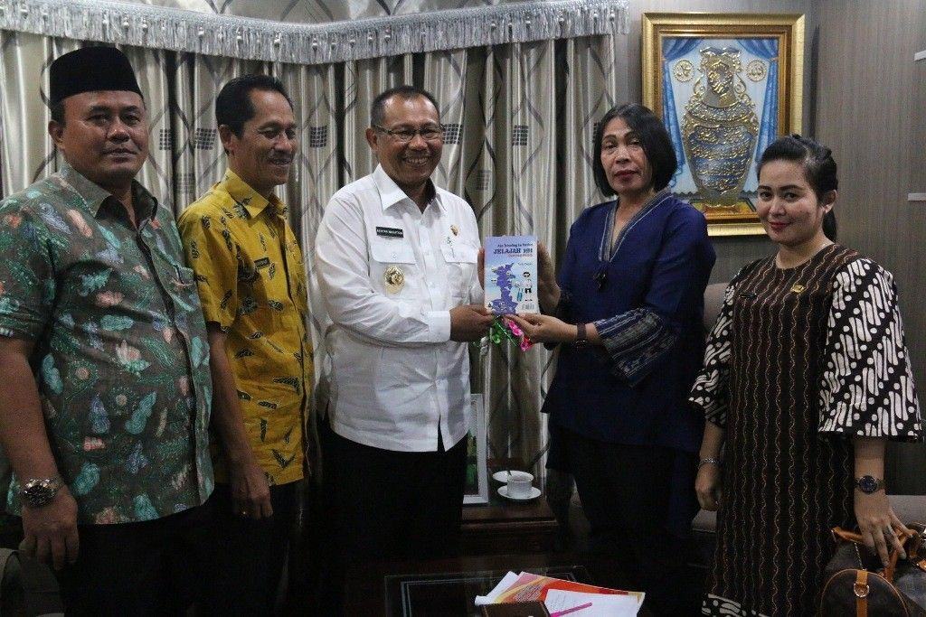 Foto: Wakil Walikota Medan Ir Akhyar Nasution MSi menerima audiensi penulis buku Ayo Traveling ke Medan, Jelajah 101 Destinasi Wisata, Tania Depari di Balai Kota Medan, Kamis (27/7).