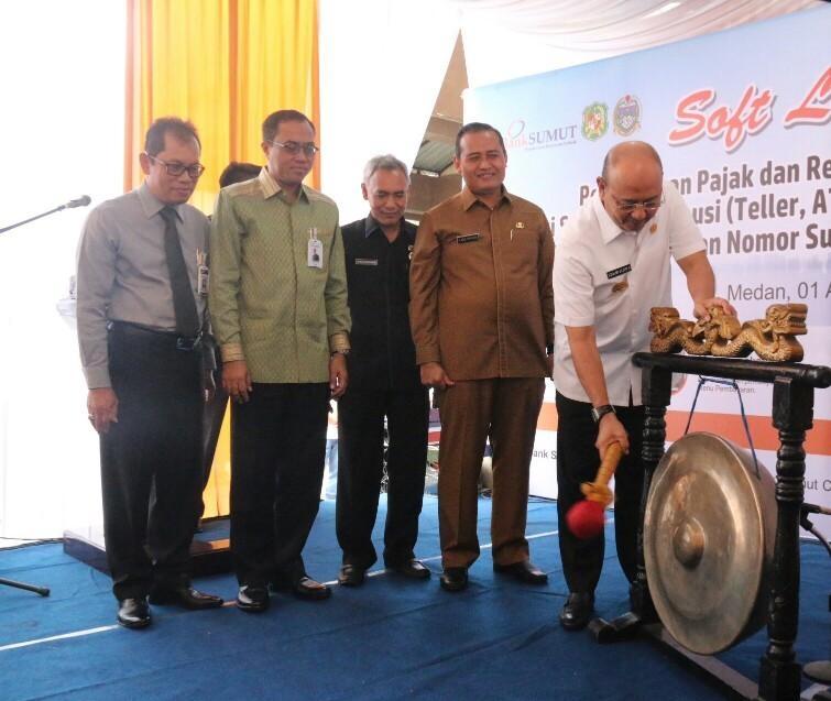 Foto: Walikota Medan Drs H T Dzulmi Eldin S M.Si memukul gong menandai pelumcuran aplikasi E-STS (Surat Tanda Setoran) di halaman Kantor Badan Pengelola Pajak retribusi Daerah (BPRPD) Kota Medan Jalan A.H Nasution, Selasa (1/8).