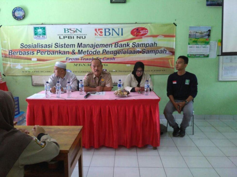 Kepala MTsN 34 Jakarta, Akhmad Hakim (berpakaian pramuka) beri arahan kepada peserta pelatihan. (foto: istimewa)