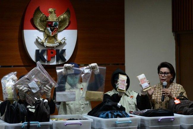 Foto: Wakil Ketua KPK Basaria Panjaitan saat memberikan keterangan kepada wartawan.