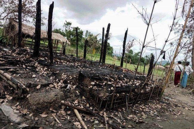 Situasi usai bentrokan di Buthidaung, utara Rakhine, Juli 2017. (Foto: AFP)
