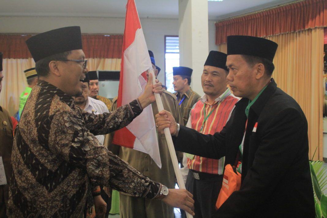 Foto: Wakil Walikota Binjai Timbas Tarigan melepas keberangkatan jemaah calon haji Kelompok Terbang (Kloter) 10 Embarkasi Medan di Aula I Madinatul Hujjaj Asrama Haji Medan, Senin (7/8).