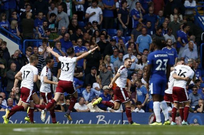 Para pemain Burnley merayakan gol Sam Vokes ke gawang Chelsea (AFP PHOTO / Ian KINGTON)