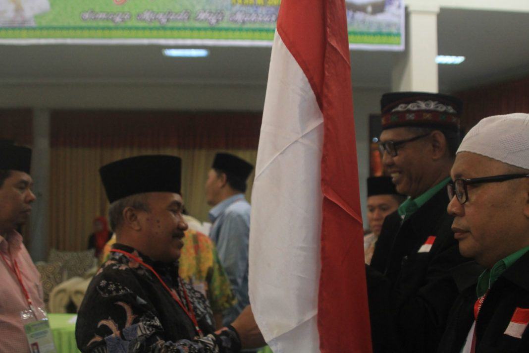 Foto: Sekretaris Daerah Kabupaten Asahan Sofyan saat melepas keberangkatan jemaah haji Kloter 19/MES di Aula I Madinatul Hujaj Asrama Haji Medan, Kamis (19/8).
