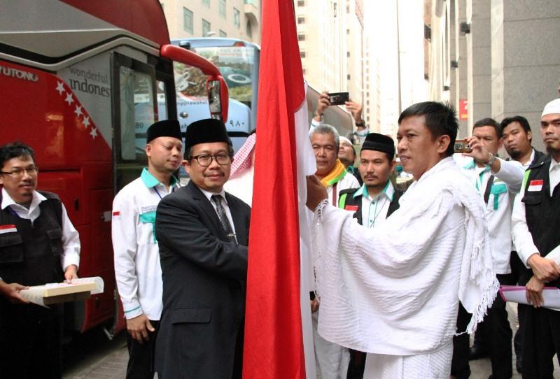Foto: Konjen RI di Jeddah M Hery Saripuddin lepas jemaah MES 01 ke Makkah.