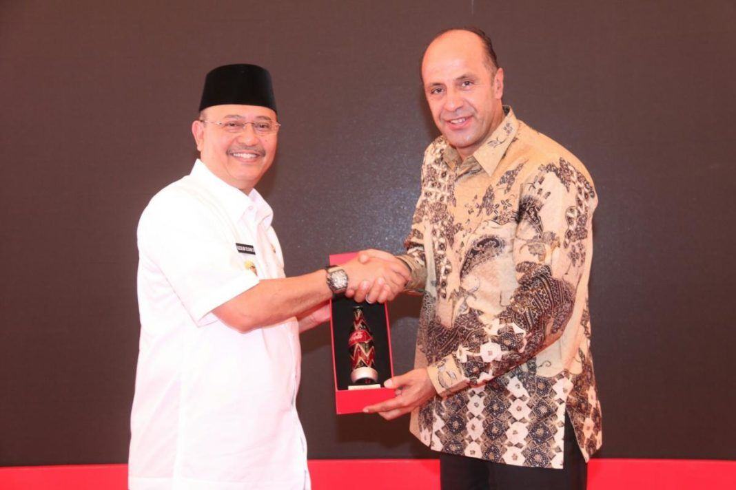 Foto: Walikota Medan Drs H T Dzulmi Eldin S M.Si meresmikan lini produksi Coca-cola Amatil Indonesia di pabrik Coca-cola Medan, Jalan Yos Sudarso, Kecamatan Medan Labuhan, Selasa (29/8).
