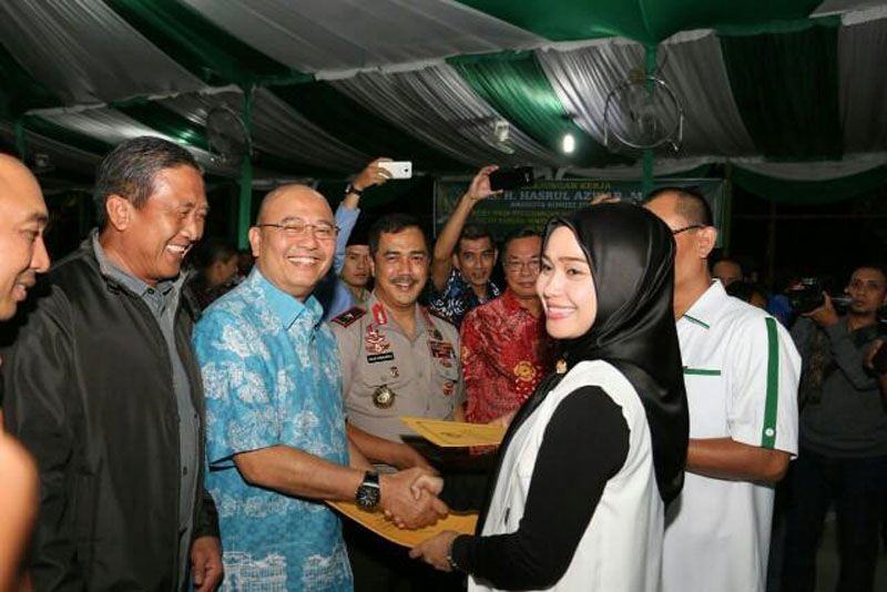Foto: Walikota Medan Drs H T Dzulmi Eldin S M.Si bersama Wakapoldasu Brigjen Pol Drs Agus Andrianto, Anggota Komisi III DPR RI Drs Hasrul Azwar dan Kepala BNN Sumut Brigjen Pol Andi Loedianto menyaksikan penandatanganan naskah Deklarasi Kelurahan Suka Maju Bebas Narkoba, Jumat (11/8).