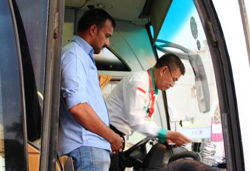 Foto: Kasektor Bir Ali cek kesiapan dokumen paspor jemaah sebelum bus berangkat ke Makkah.