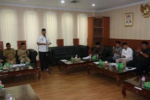Foto: Pemko Medan bersama DPRD Kota Medan tandatangani kesepakatan bersama tentang perubahan kebijakan umum APBD (KUA) serta prioritas dan plafon anggaran sementara (PPAS) P-APBD TA 2017, di ruang transit DPRD Medan, Senin (28/8).
