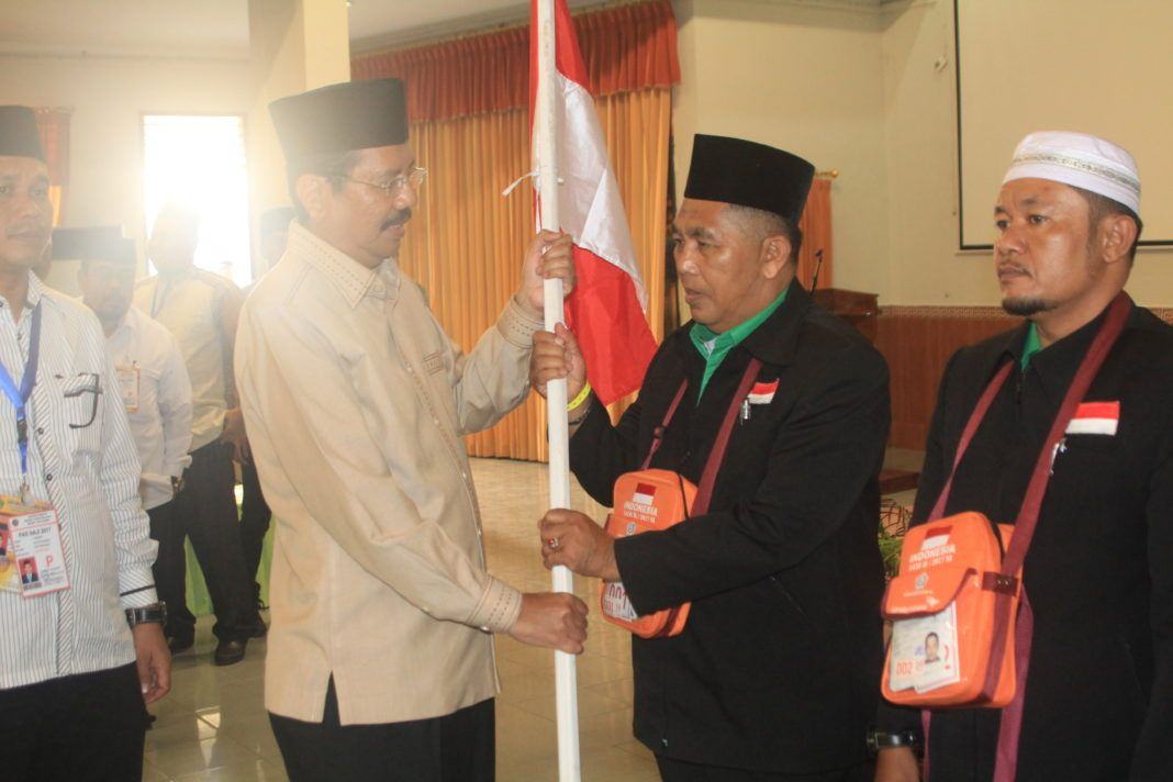 Foto: Gubsu saat melepas keberangkatan jemaah calon haji Kloter 21 Embarkasi Medan (MES) di Aula I Madinatul Hujjaj Asrama Haji Medan, Sabtu (19/8).
