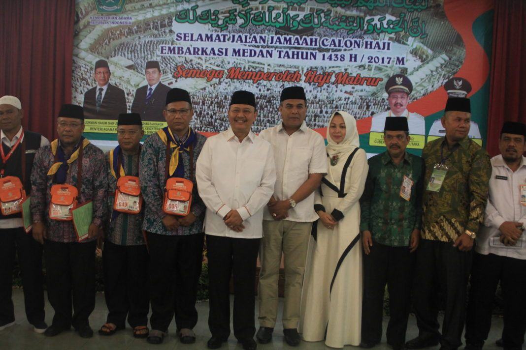 Foto: Walikota Medan Dzulmi Eldin melepas keberangkatan jemaah calon haji kloter 14 Embarkasi Medan di Aula I Madinatul Hujjaj Asrama Haji Medan, Jumat (11/8).