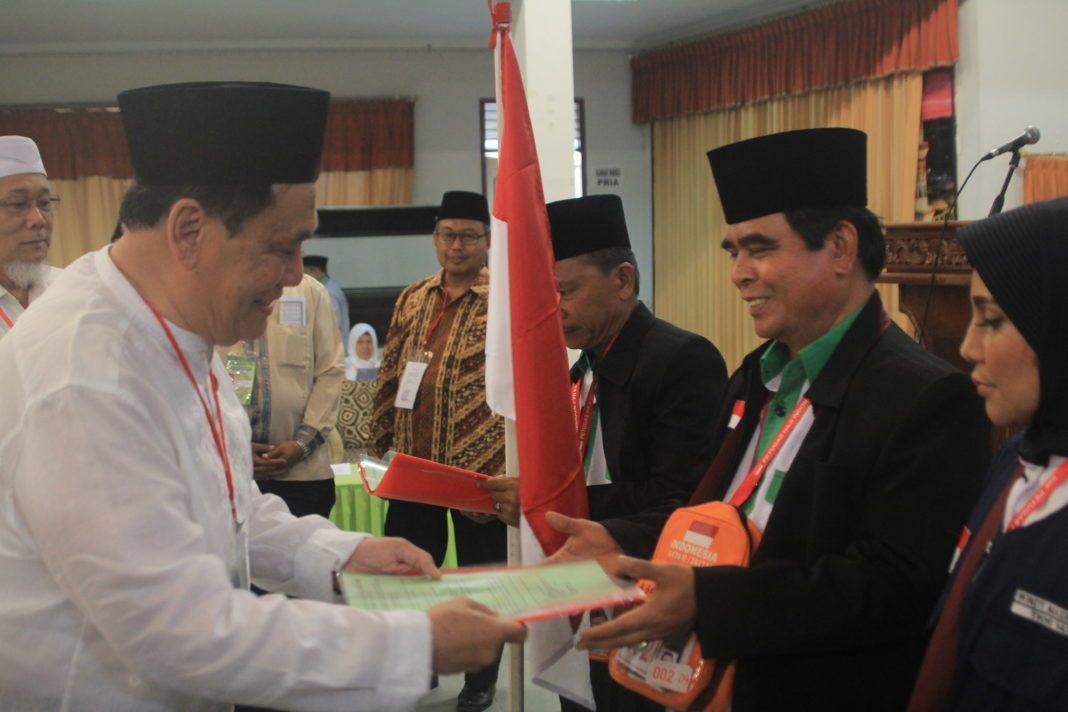 Foto: Wakil Bupati Kabupaten Batubara RM Harry Nugroho melepas keberangkatan jemaah calon haji Kloter 17 Embarkasi Medan di Aula I Madinatul Hujjaj Asrama Haji Medan, Senin (14/8).