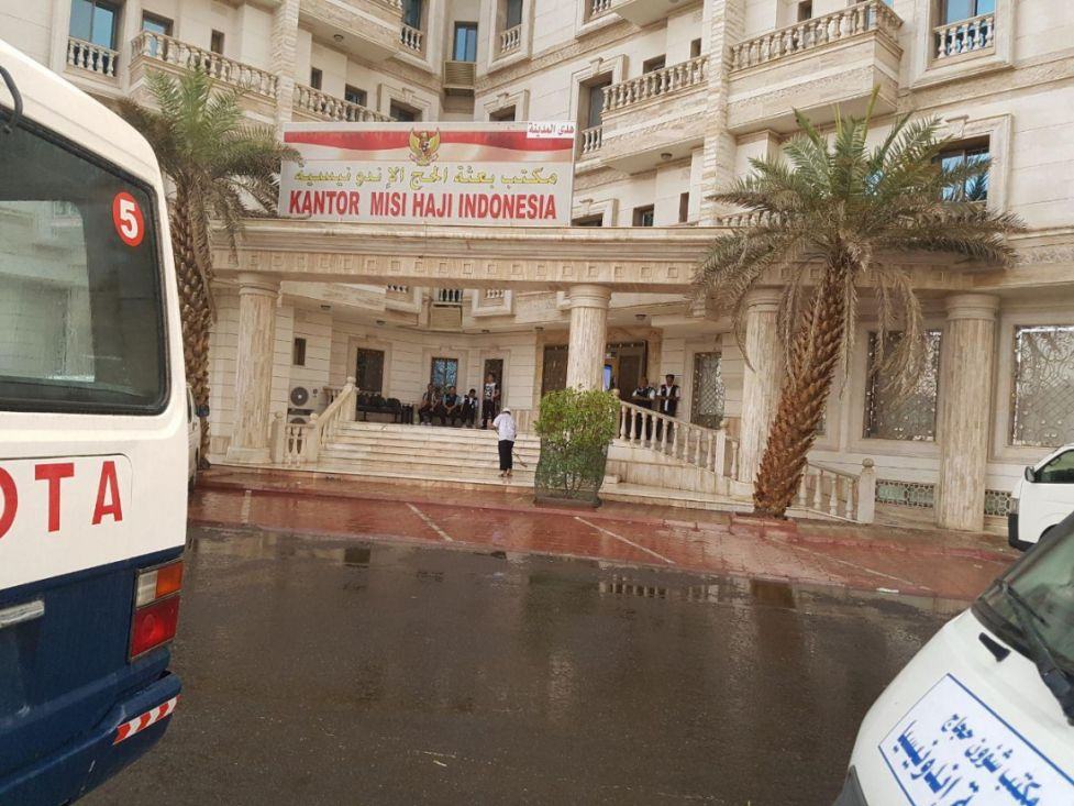Foto: Halaman Kantor Misi Haji Daker Madinah basah oleh guyuran hujan, Selasa (1/8).
