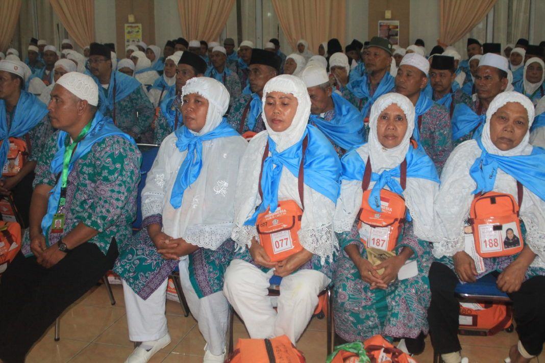 Foto: Kelompok Terbang (Kloter) 22 Embarkasi Medan yang merupakan kloter terakhir tiba di Asrama Haji Medan (Ahmed), Sabtu malam (19/8).
