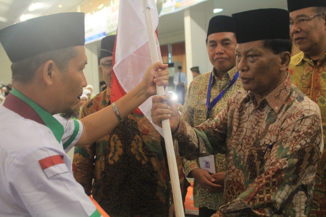 Foto: Bupati Kabupaten Padanglawas Utara Bachrum Harahap melepas keberangkatan jemaah calon haji Kloter 12 Embarkasi Medan di Aula I Madinatul Hujjaj Asrama Haji Medan, Rabu (9/8).
