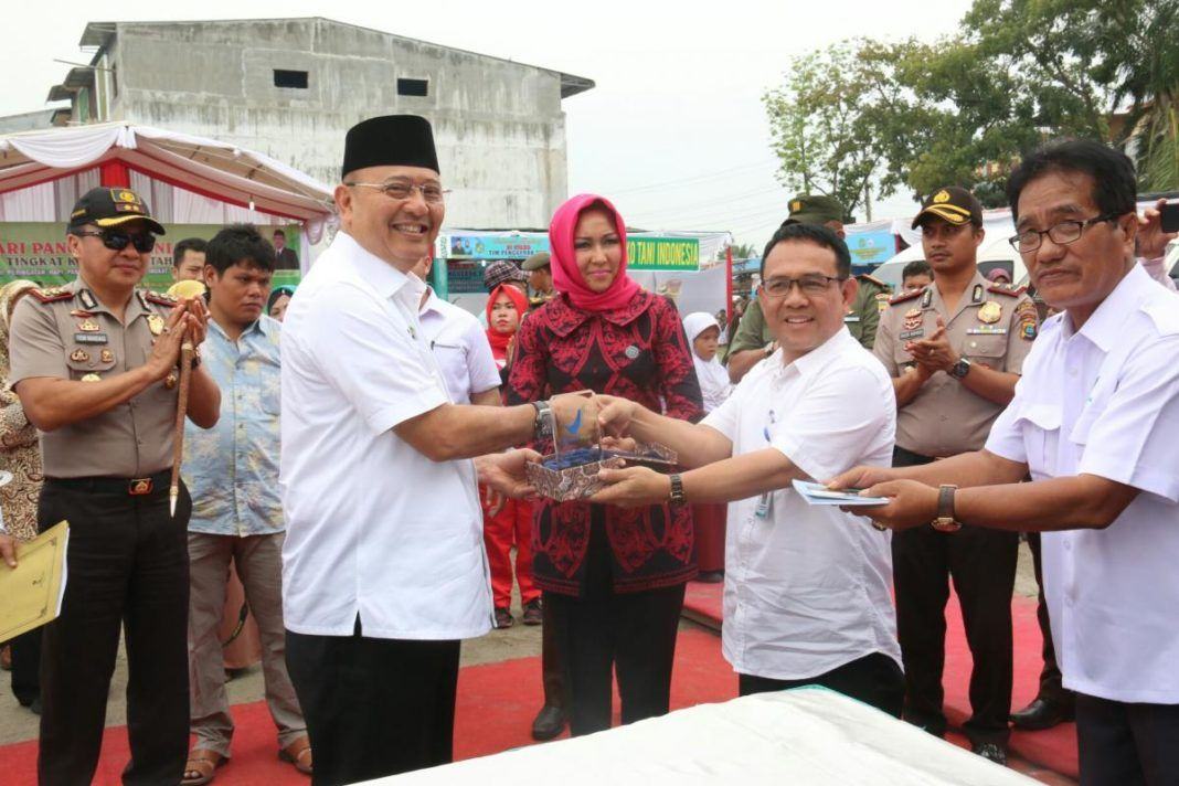 Walikota Medan Drs H T Dzulmi Eldin S M.Si menghadiri peringatan Hari Pangan Sedunia ke-37 tahun 2017 tingkat Kota Medan, di Lapangan Rengas Pulau, Kecamatan Medan Marelan, Rabu (30/8).