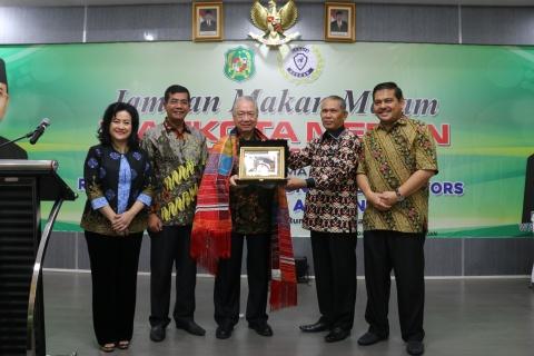 Foto: Asisten Umum Ikhwan Habibi Daulay SH M.Hum menjamu makan malam Associaton Of Junior Chamber Internasional (JCI) Senator Of The South East Asian Nation di Rumah Pendopo Rumah Dinas Walikota, Sabtu (26/8).