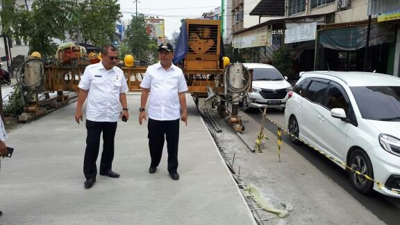 Foto: Walikota Medan Drs H T Dzulmi Eldin S M.Si didampingi Kadis Pekerjaan Umum (PU) Kota Medan, Khairul Syahnan meninjau pembetonan Jalan Krakatau Medan, Rabu (2/8) siang.