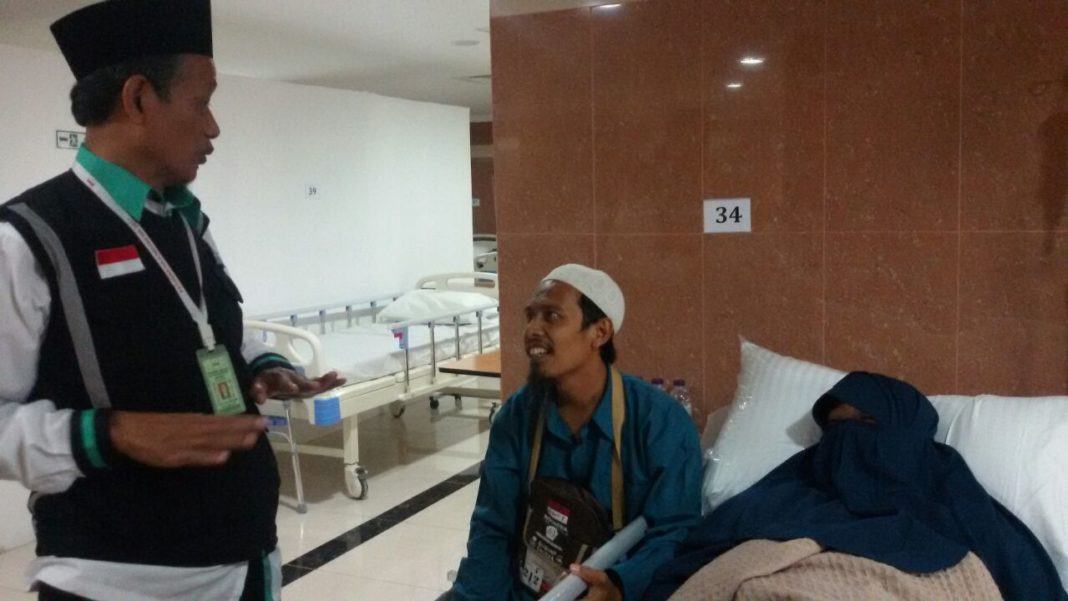 Prof. Dr. H. Aswadi Syuhadak Nurudin sedang memeberikan bimbingan ibadah kepada jemaah uzur di KKHI