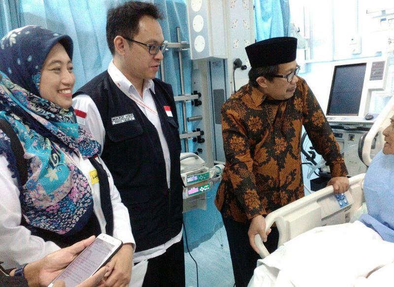Foto: Konjen RI di Jeddah M Hery Saripuddin jenguk jemaah haji Indonesia yang dirawat di RS Malik Fahd Madinah.