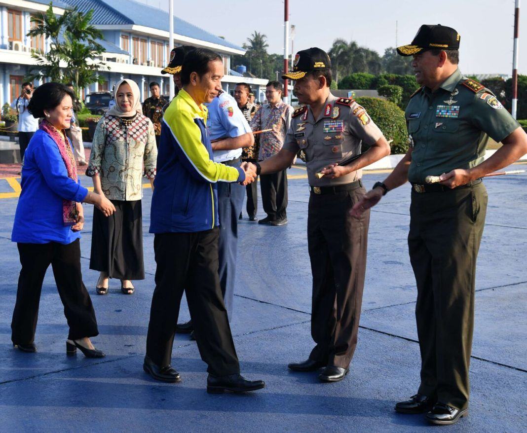 Foto: Presiden Jokowi didampingi Ibu Negara menjelang keberangkatan ke Sleman, DIY, dari Bandara Halim Perdanakusuma, Jakarta, Selasa (1/8).