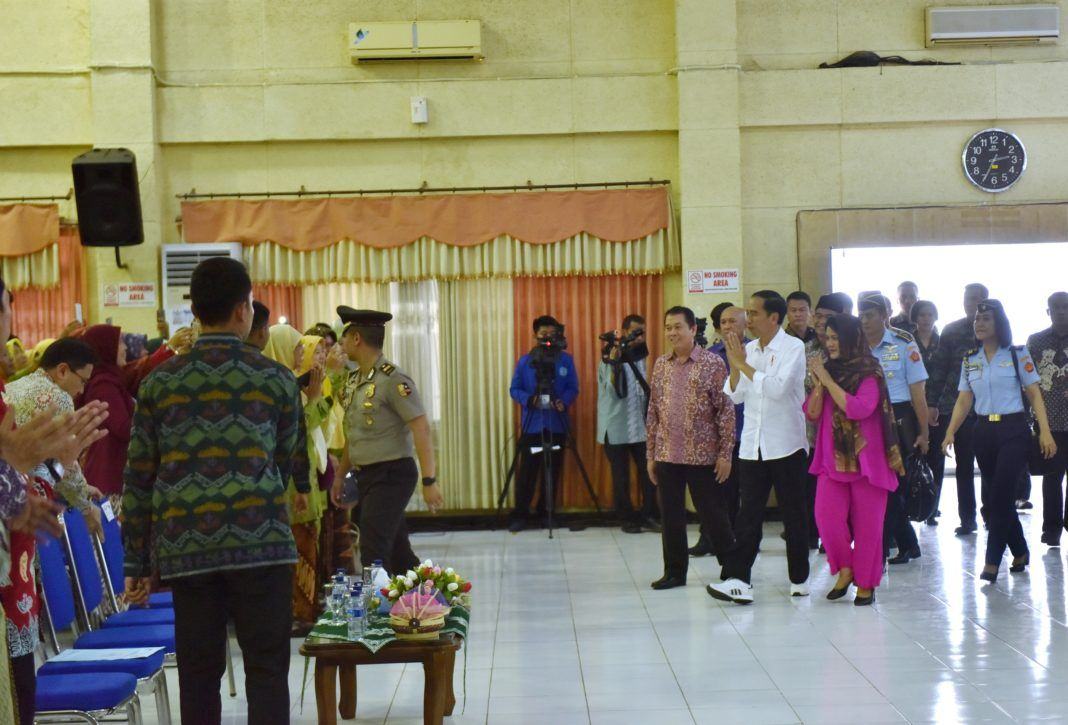 Foto: Presiden Jokowi, didampingi Ibu Negara Iriana, saat memberikan kuliah umum di Universitas Muhammadiyah Jember, Minggu (13/8) sore.