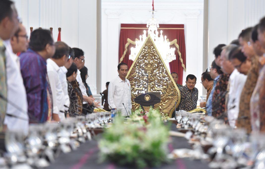 Foto: Presiden Jokowi, didampingi Wapres Jusuf Kalla, saat akan memimpin Sidang Kabinet Paripurna, di Istana Merdeka, Jakarta, Selasa (29/8) siang.