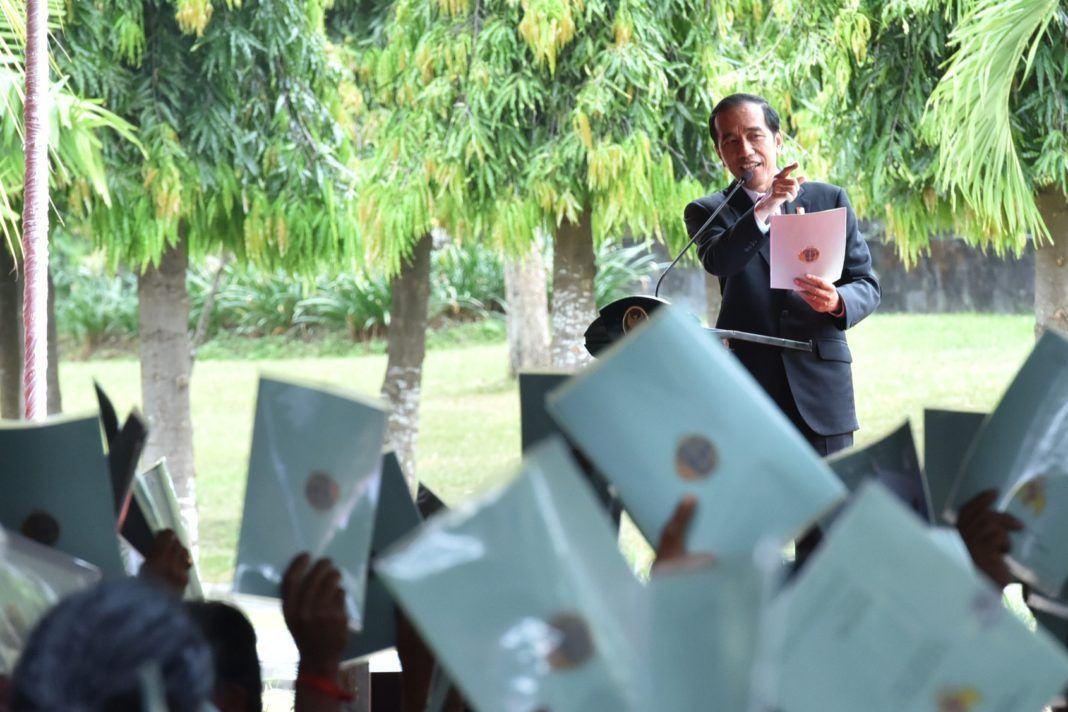 Foto: Presiden Jokowi saat menyerahkan 5.903 sertifikat untuk Provinsi Bali, di Lapangan Bajra Sandi Renon, Denpasar Selatan, Kota Denpasar, Bali, Jumat (4/8).