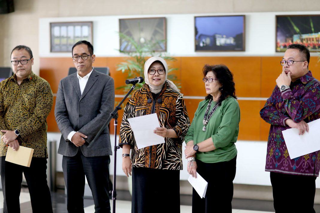 Foto: Panitia Seleksi Calon Anggota KPPU masa jabatan tahun 2017-2022 yang diketuai oleh Hendri Saparini yang dibentuk berdasarkan Keputusan Presiden Nomor 96/P Tahun 2017 tanggal 8 Agustus 2017 selenggarakan konferensi pers di Gedung 1 Kemensetneg, Jakarta, Senin (14/8).