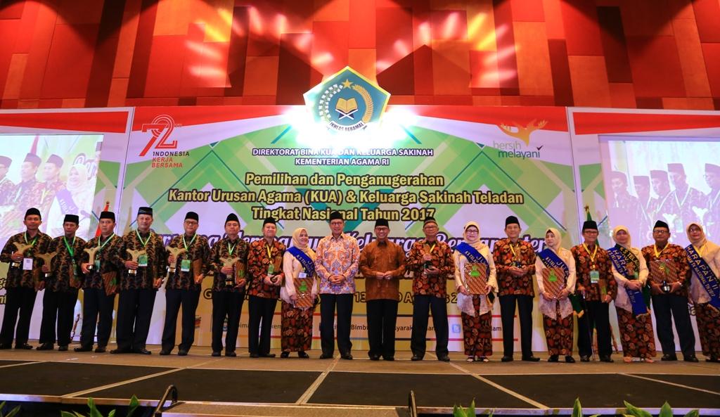 Foto: Menag Lukman Hakim Saifuddin bersama Dirjen Bimas Islam Muhammadiyah Amin berfoto bersama para Kepala KUA dan Keluarga Sakinah Teladan Kemenag 2017.
