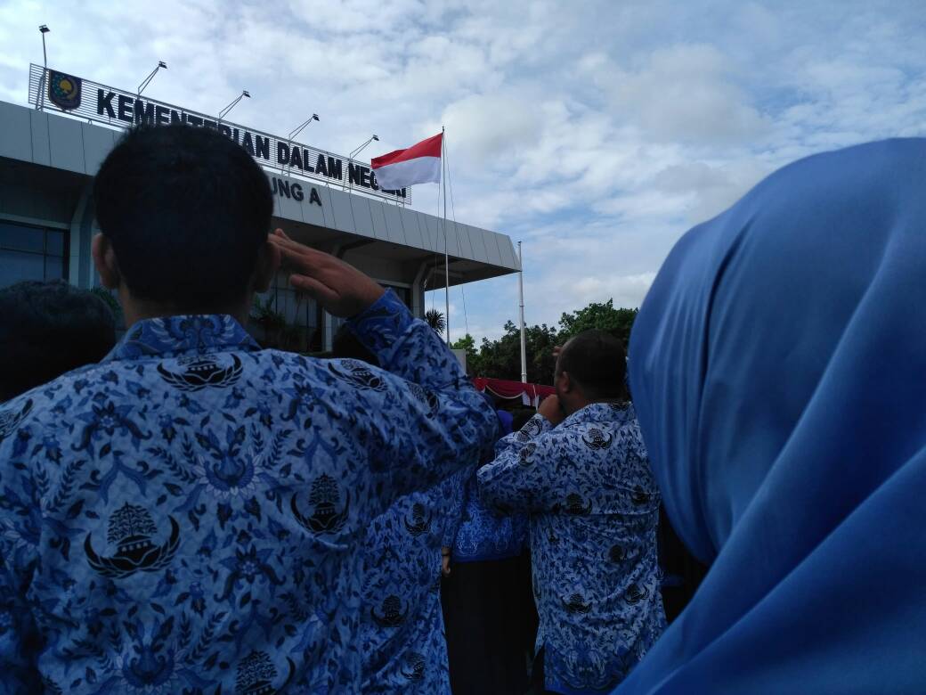 Foto: Pejabat Kemendagri saat mengikuti apel pagi.