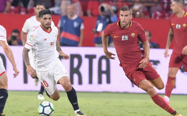 Kevin Strootman (Kanan) saat berupaya menghindari adangan Ever Banega (Kiri) (Foto: Twitter AS Roma)