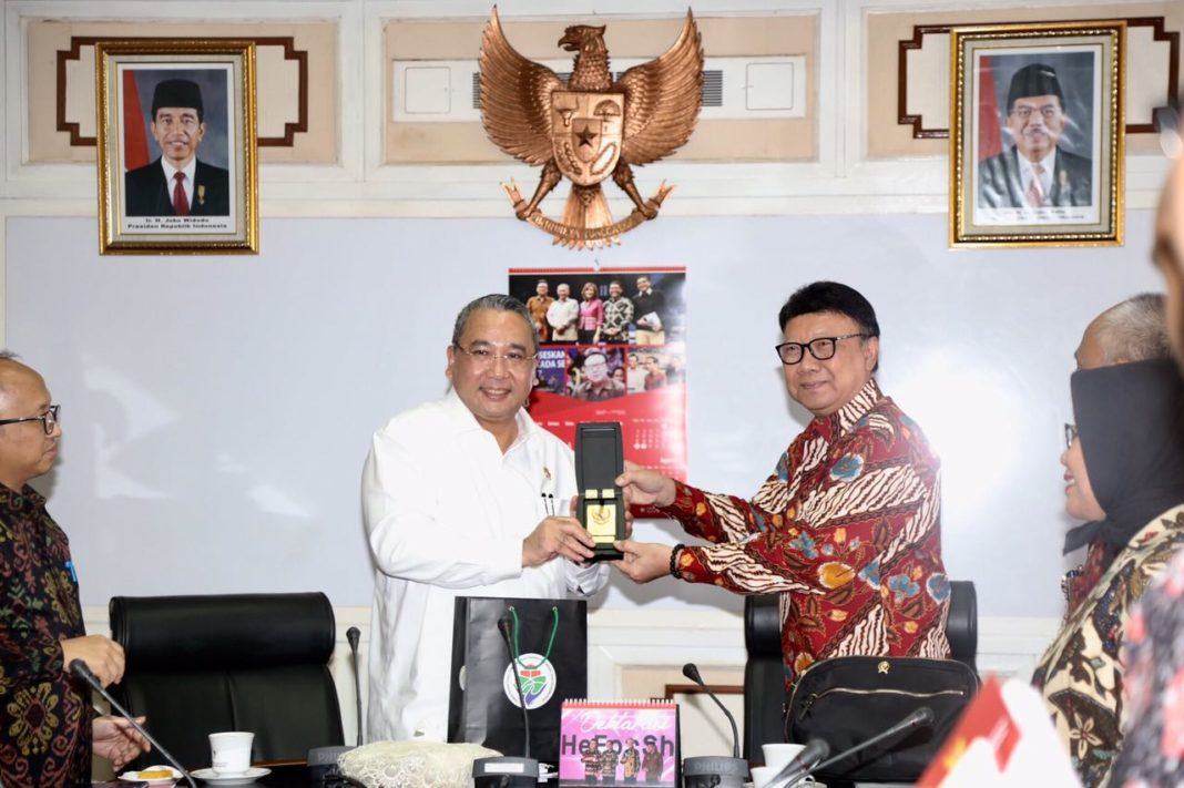Menteri Dalam Negeri (Mendagri) Tjahjo Kumolo melangsungkan pertemuan dengan Menteri Desa, Pembangunan Daerah Tertinggal dan Transmigrasi, Eko Putro Sandjojo terkait pengelolaan dana desa.