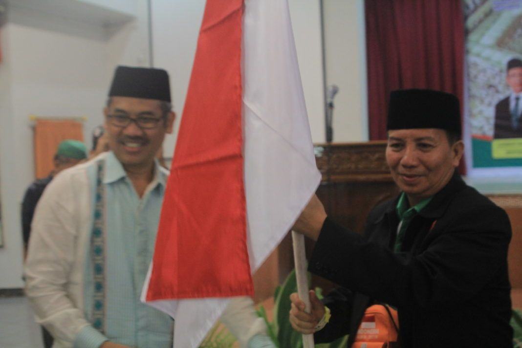 Foto: Sekretaris Dirjen Penyelenggara Haji dan Umrah (PHU) Kemenag RI Hasan Fauzi melepas keberangkatan jemaah calhaj Kloter 08/MES melalu penyerahan Pataka Merah Putih di Aula I Madinatul Hujjaj Asrama Haji Medan, Jumat (4/8).