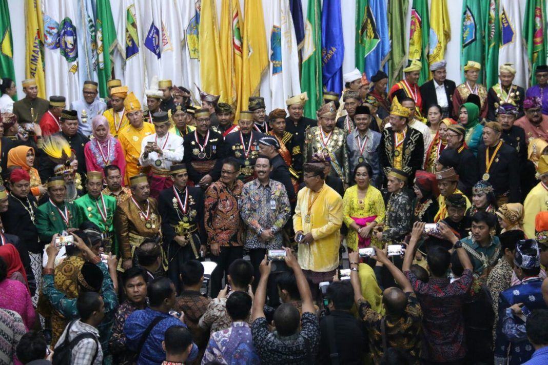 Foto: Menteri Dalam Negeri (Mendagri) Tjahjo Kumolo diwakili Plt Sekretaris Jendral (Sekjen) Kementerian Dalam Negeri (Kemendagri) Hadi Prabowo mengukuhkan Majelis Agung Raja Sultan (MARS) Indonesia di Ruang Sasana Bhakti Praja Kemendagri Jakarta, Kamis (24/8).