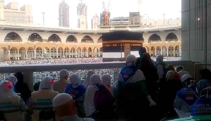 Foto: Jemaah haji Indonesia sedang bermunajat di Masjidl Haram sambil menghadap ke arah Baitullah, Rabu (16/8).
