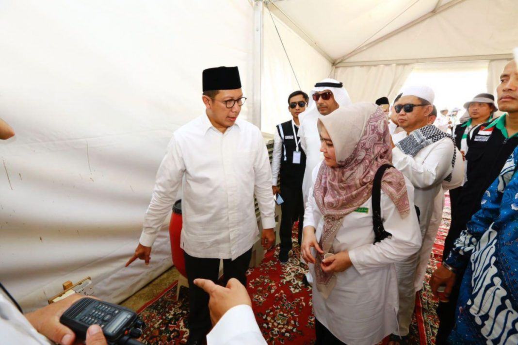 Foto: Menag Lukman cek layanan listrik di tenda Arafah, Sabtu (26/8).