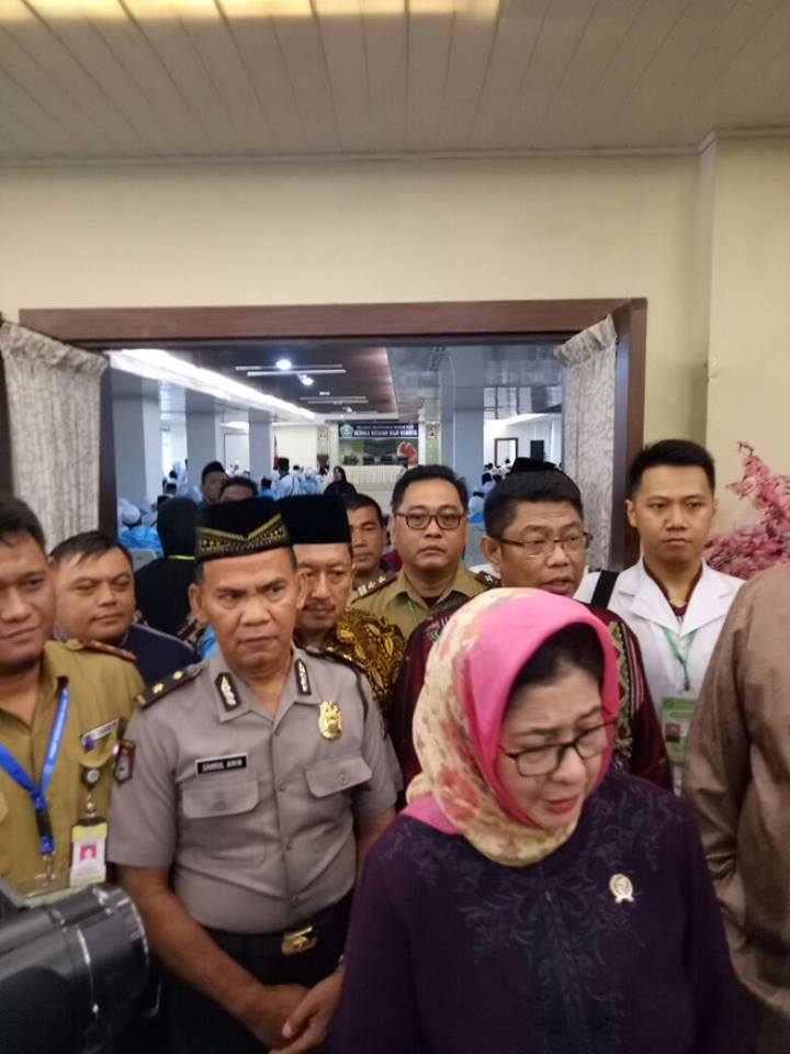 Foto: Menteri Kesehatan Nila F Moeleoek saat meninjau Asrama Haji Medan, Jumat (4/8).